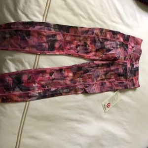 Lululemon 🍋 Size 4.  Brand new w/tag Fast & Free